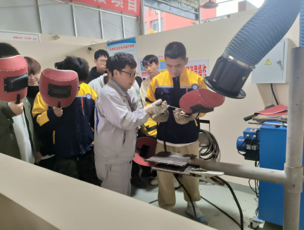 ?大國工匠進(jìn)校園，一對一技能傳授 