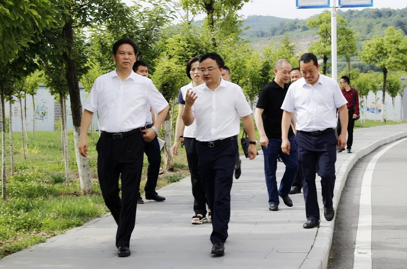 畢節(jié)市市委副書記、市長張集智一行到 畢節(jié)工業(yè)職業(yè)技術學院調(diào)研