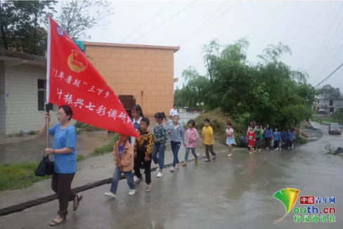暑假期間，這群孩子因幫助村民辦實(shí)事成為了“網(wǎng)紅”