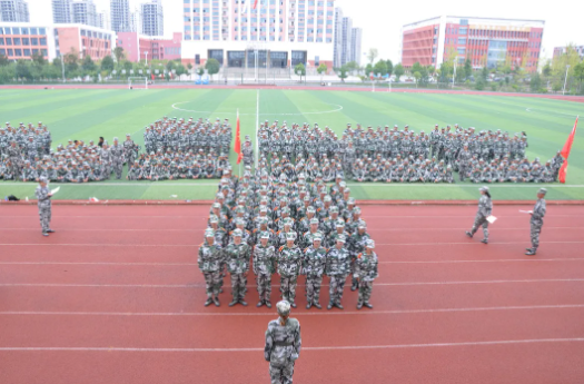 軍訓(xùn)考核展鐵骨錚錚風(fēng)采 錘煉意志筑技能報(bào)國夢想
