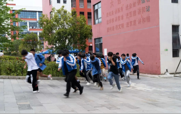 畢節(jié)工業(yè)職業(yè)技術(shù)學(xué)院舉行安全疏散演練、滅火演練及消防科普活動(dòng)