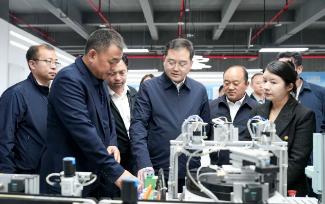 四川省人力資源和社會(huì)保障廳黨組成員、副廳長(zhǎng)劉曉博一行赴我院考察