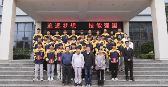 畢節(jié)工業(yè)職業(yè)技術(shù)學(xué)院舉辦“勞模工匠進(jìn)校園，匠心傳承育未來”系列活動(dòng)